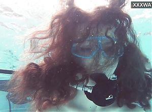 Emi Serene masturbates underwater in the pool